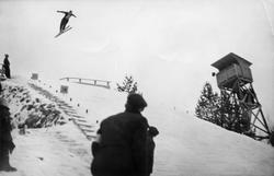 Hopper i luften under "Finnekampen" i Simpele i 1948.
