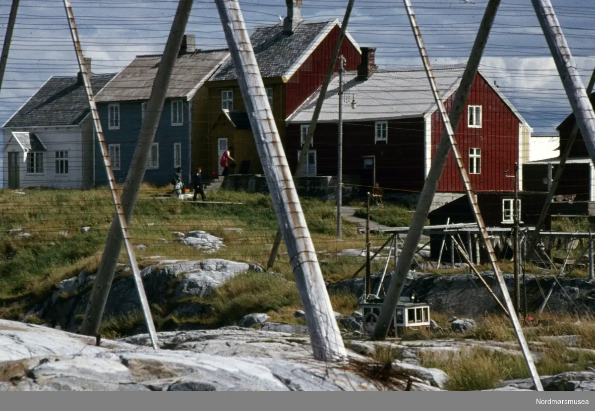 Foto fra noe av bebyggelsen på fiskeværet Grip i Kristiansund kommune. Fotograf er Kjell Haug og er den som står bak samlingen med fargefoto/dias fra Kristiansund og Grip. Bildene dateres til omkring 1950-1970. Fra Nordmøre museums fotosamlinger.