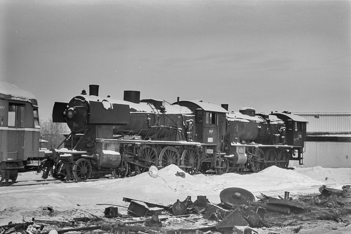 Utrangerte damplokomotiver under opphugging. Damplokomotiv type 30b nr. 357 (til venstre) og type 30b nr. 365.