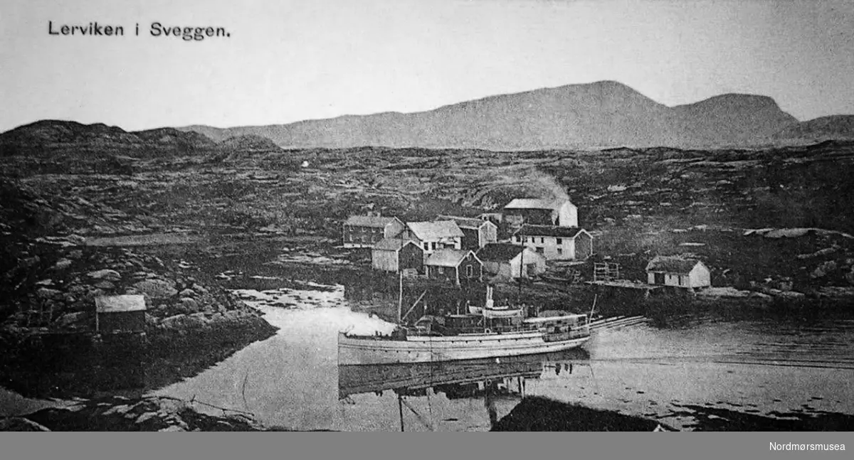 Foto fra Lerviken i Sveggen, Averøy kommune. Datering er trolig omkring 1920-1939. Leirvika. Rutebåt, dampskip. fjordabåt. Fra Nordmøre museums fotosamlinger.