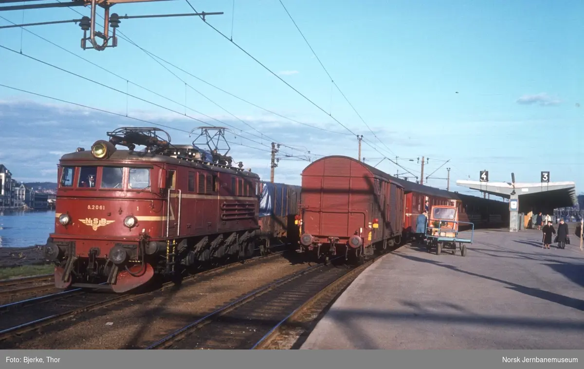 Lokomotiv El 8 2061 med godstog på Drammen stasjon