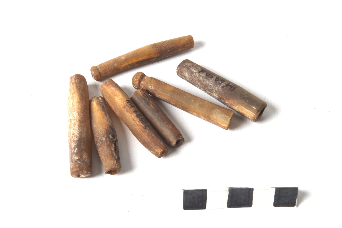 Syv ganske like kniplepinner laget av horn.