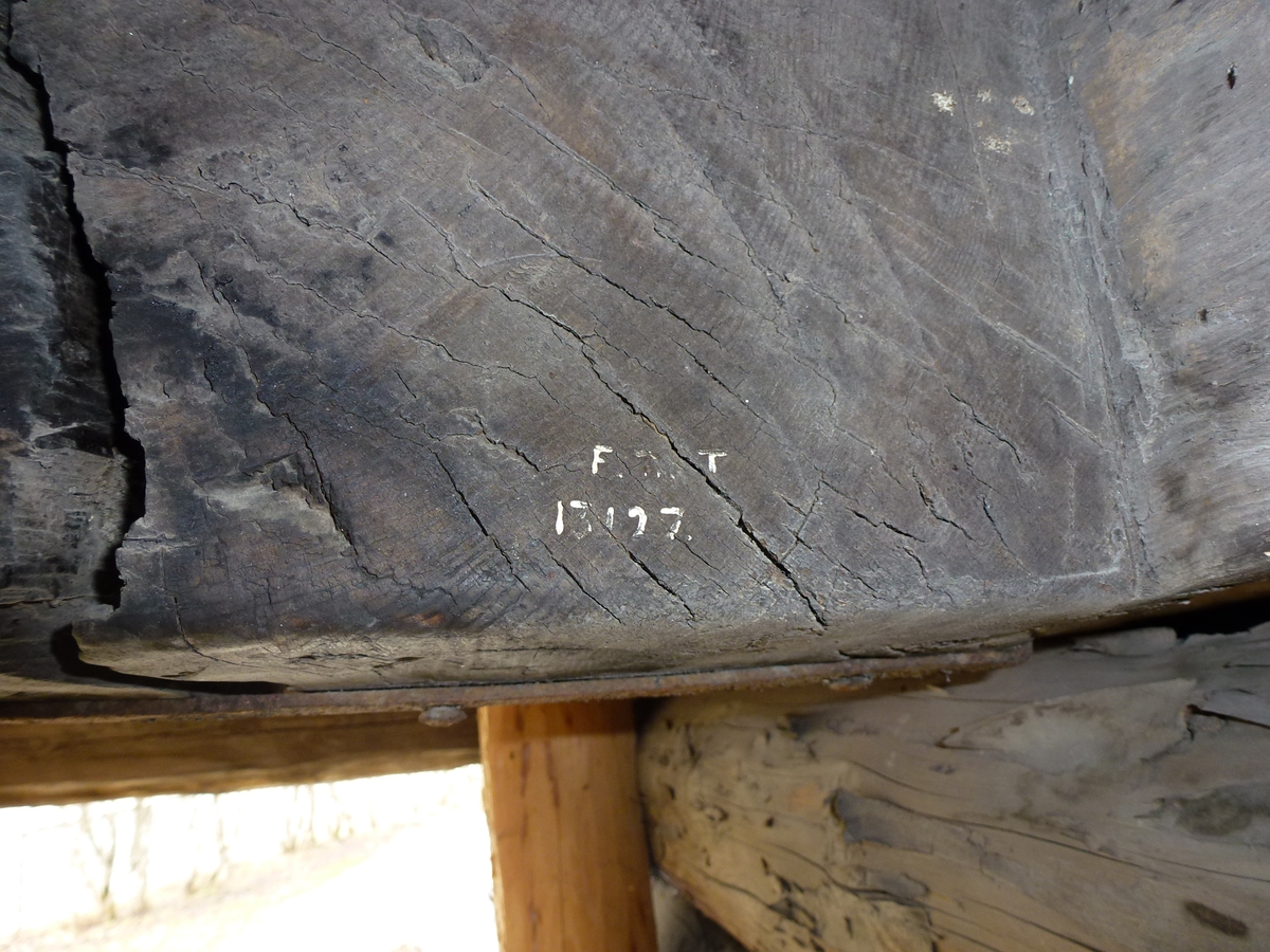 Arbeidet av en stor tømmerstokk. Rette sider og flat bunn. (rektangulært tverrsnitt). Sidene ca. 1'' tykke. I for- og akterstavnen som får tverrsnitt, står temmelig meget igjen av stammen. Bakstavnen som er rett avhugget er ca. 4,5'' tykk. Forstavnen smalner fremover.