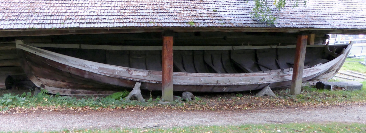 Har opprinnelig hatt vanlige stevner, reip m/skvettbord og vanlig råseilrigging, men er senere omgjort til sneiseiler. For- og bakstevn er nedkappet, og reipa er omgjort. Tverr rong i forstevn. 3 sett tolleganger. Mast m/rorkult følger med.