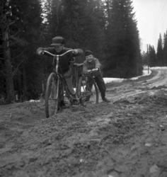 Besvärligt och lerigt väglag våren 1950 för bilförare och cy