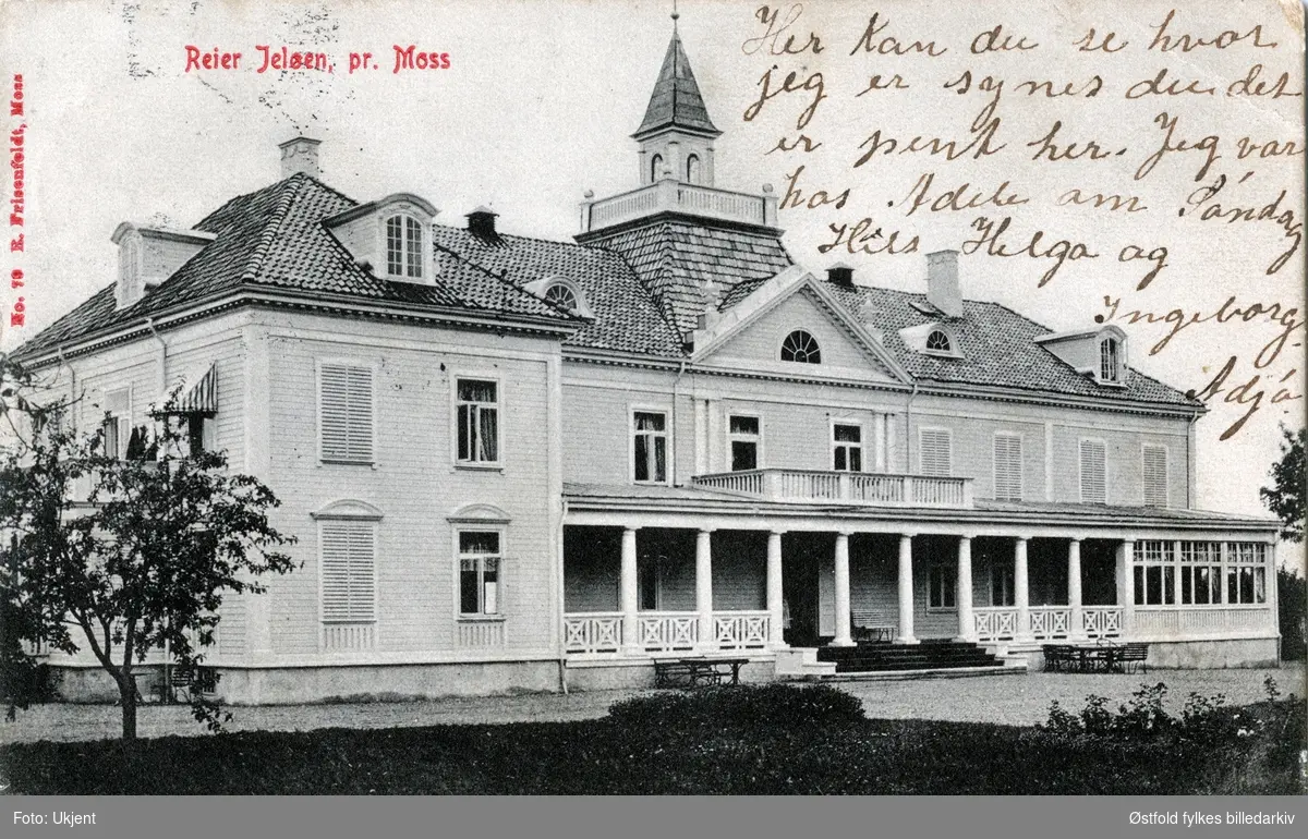 Reier gård på Jeløy, Moss, postkort datert oktober 1907 av  avsender. 
Eksteriør av hovedbygning med glassveranda, og søylerekke,  fasade som vender inn mot tunet. 
Bygning ble oppført i 1903 av Oscar Pedersen, Borregaard, Sarpsborg.