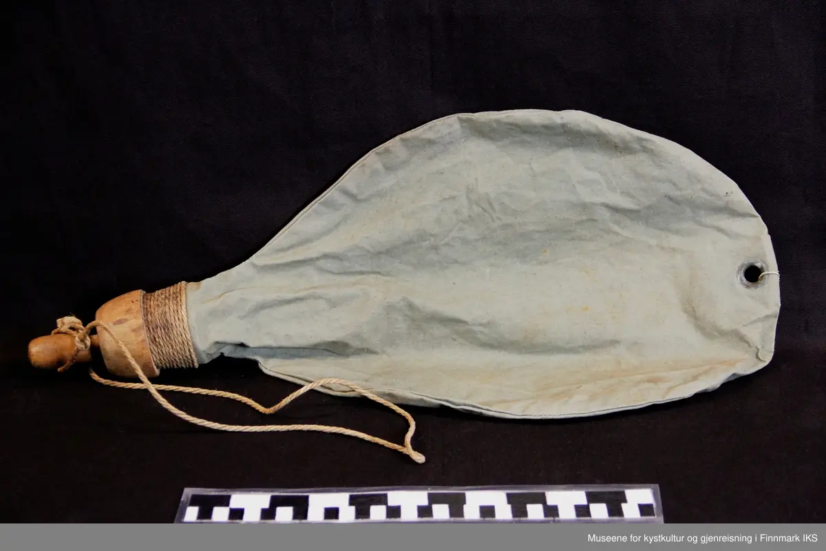 Posen ble fylt med olje når det ble høye bølger på havet. Så hang man posen etter båten, og oljen fløt ut av hullene i tretroppen. Slik dempet det litt på uvæet