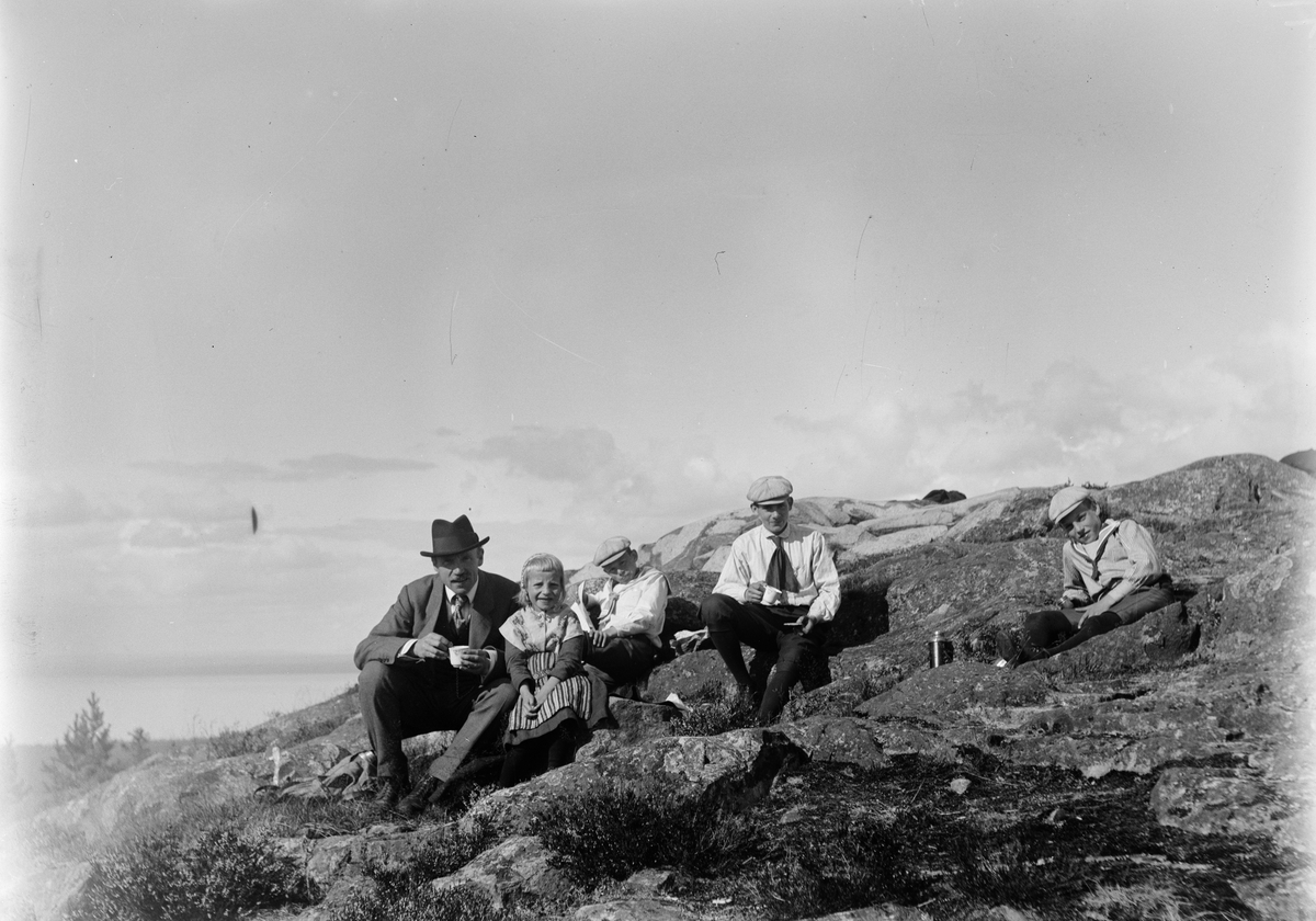 Ruben Liljefors med sina barn, Alf, Roland, Ingemar och Marit, har fikarast ute på berghäll, sannolikt i Sverige