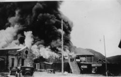 Namsos, 20.04.1940. Det brenner på Trælastforeningen (der je