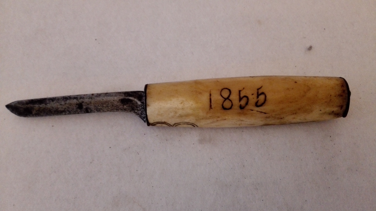 1 tollekniv.

Tollekniv med benskaft, hvori indskaaret E.T.S.G. 1855.

Kjøpt av Bjørn K. Gjedhus, Arnafjord.