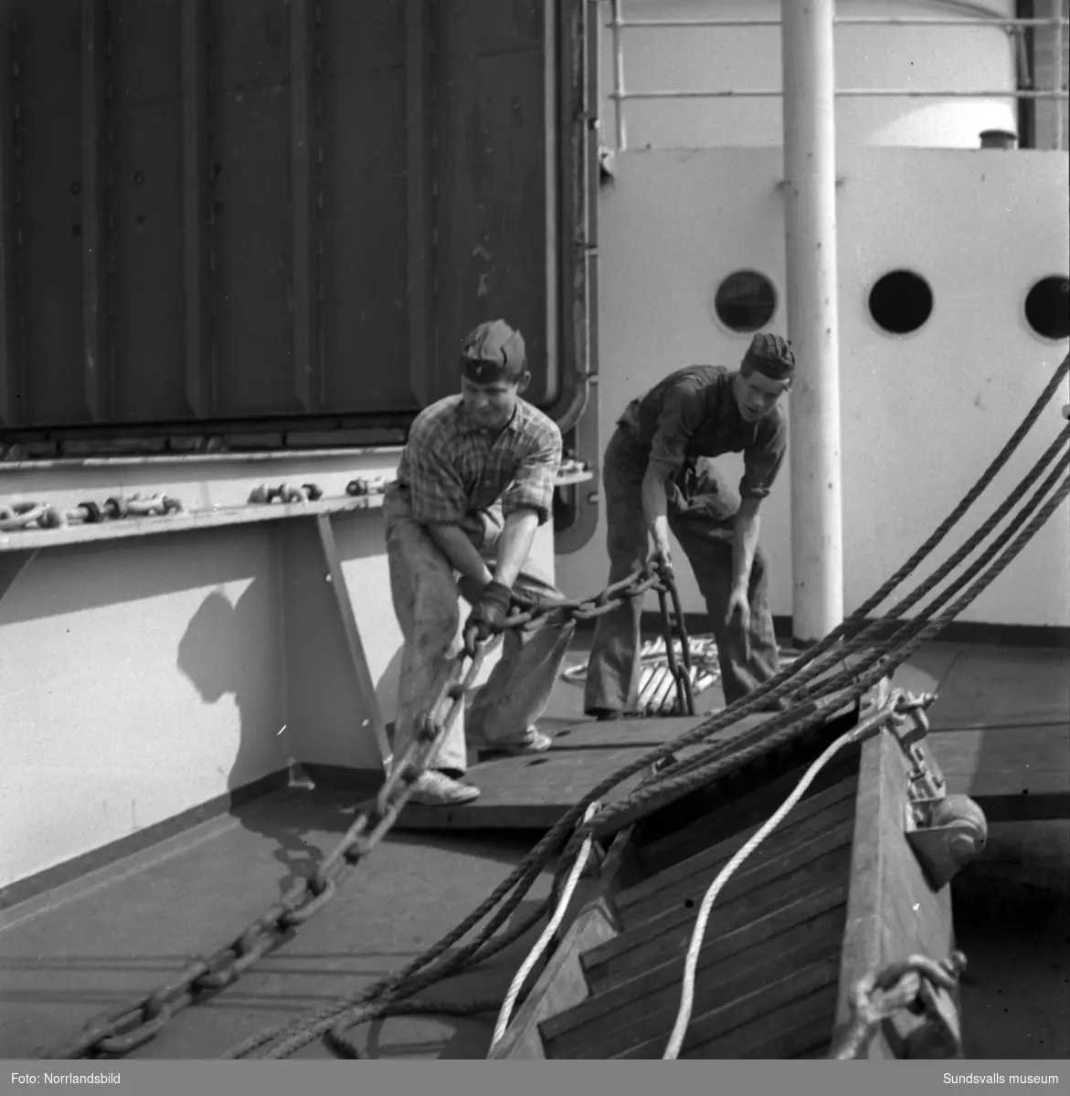 Skolfartyget Albatross i Sundsvalls hamn. Exteriörbilder och bilder från verksamheten ombord.