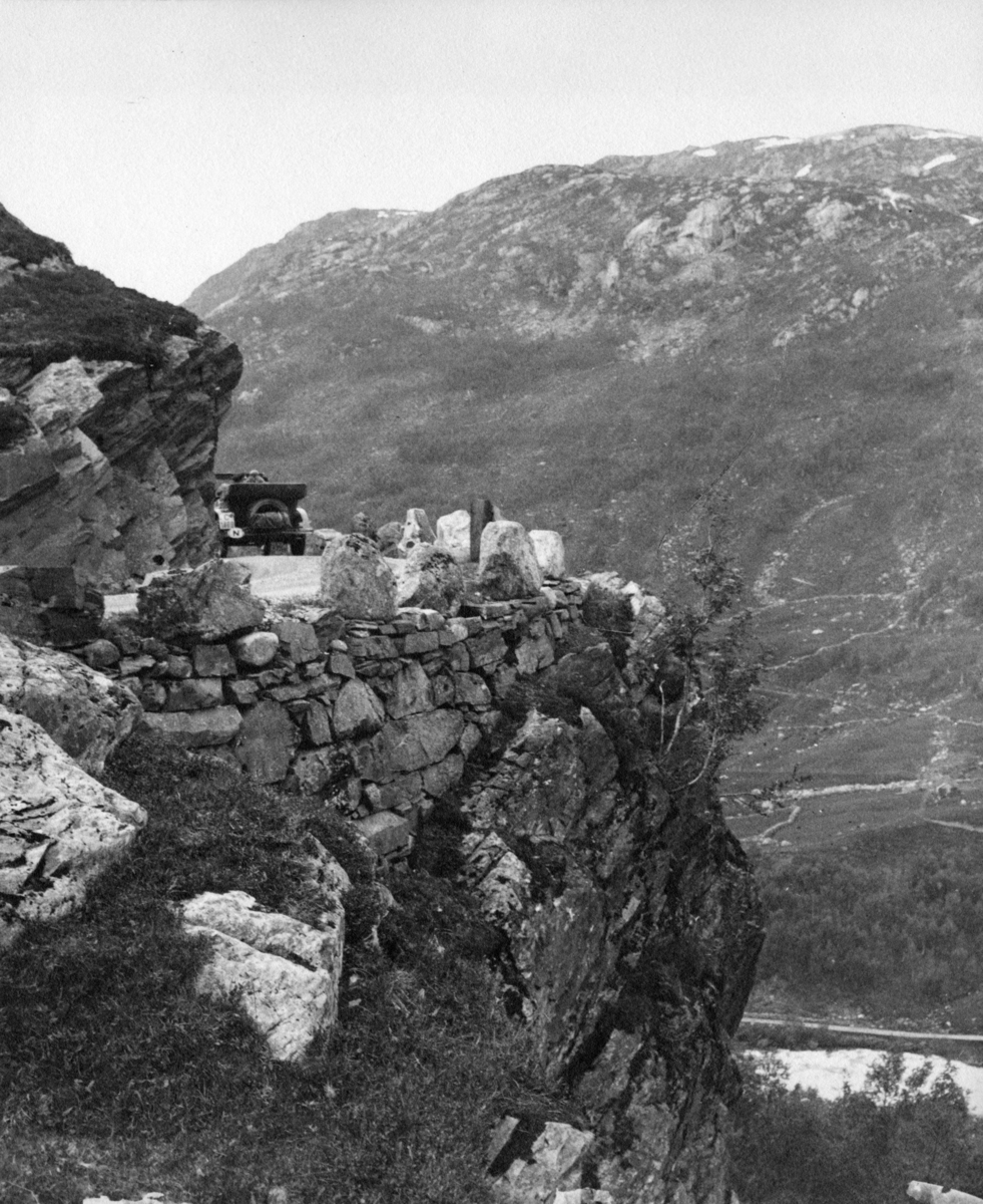Fotoalbum etter fotograf Johan Erling Schjerven. Fotografier dokumenterer Schjervens reise med bil i Telemark sommeren 1928. Eksteriør bilder, samferdsel, veinett og topografi. Turen gikk bl.a. til Seljord, Dalen, Haukeli, Hordasvingen,Dyrskar, Røldal, Heddal. Ett inventar bilde fra Dalen Hotel. To kvinner sittende i salong, Aagot og Margot Knudsen 03.07.1928.