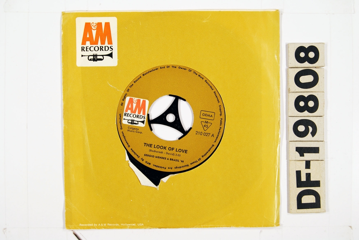 "Platen har sammen med en større samling grammofoner, plater og radioutstyr tilhørt en privatperson i Egersund."

Vinylsingel med papircover.