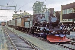 Damplokomotiv type 21e nr. 207 med ekstratog på Hamar stasjo