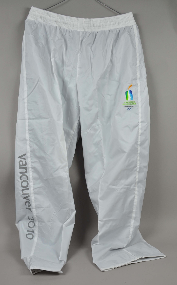 Hvit bukse med logo for Fakkelstafetten i forbindelse med de olympiske vinterleker i Vancouver i 2010.