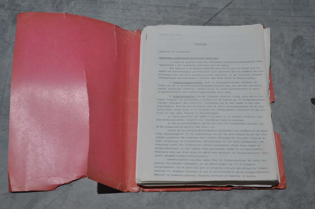 Beredskapskoffert for Postgiro Låsbar. Innhold i tilfelle krig.
Innhold:
1. Instruks for kontohavere
2. Instruks for postkontorer
3. Melding til postgirokontohavere
4. Innkortmelding, bl. 603
5. Utbetalingskort, bl. 570 B.
6. Gireringskort bl. 565 B
7. ..... bl. 784