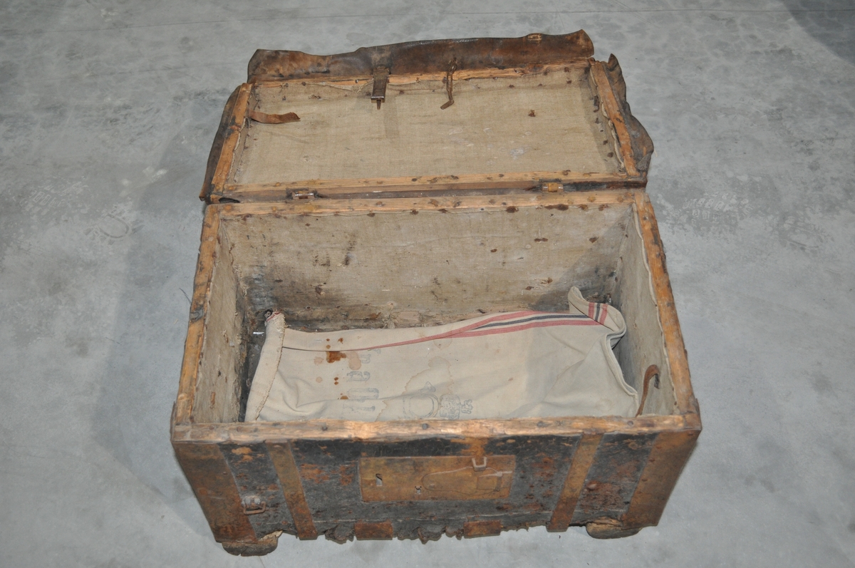 Kista er laget av treverk, kledd med lær utvendig. Jernbeslag på hjørner og rundt kista. Låskasse og ekstralås med kjetting.  Bærehåndtak i jern i endene.