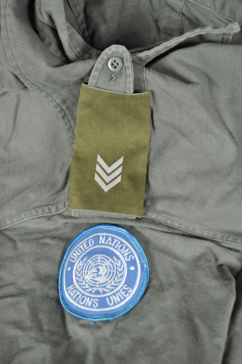 Uniform i to deler. Kortermet tynn uniform. Jakke størrelse L. Benklær størrelse 38.