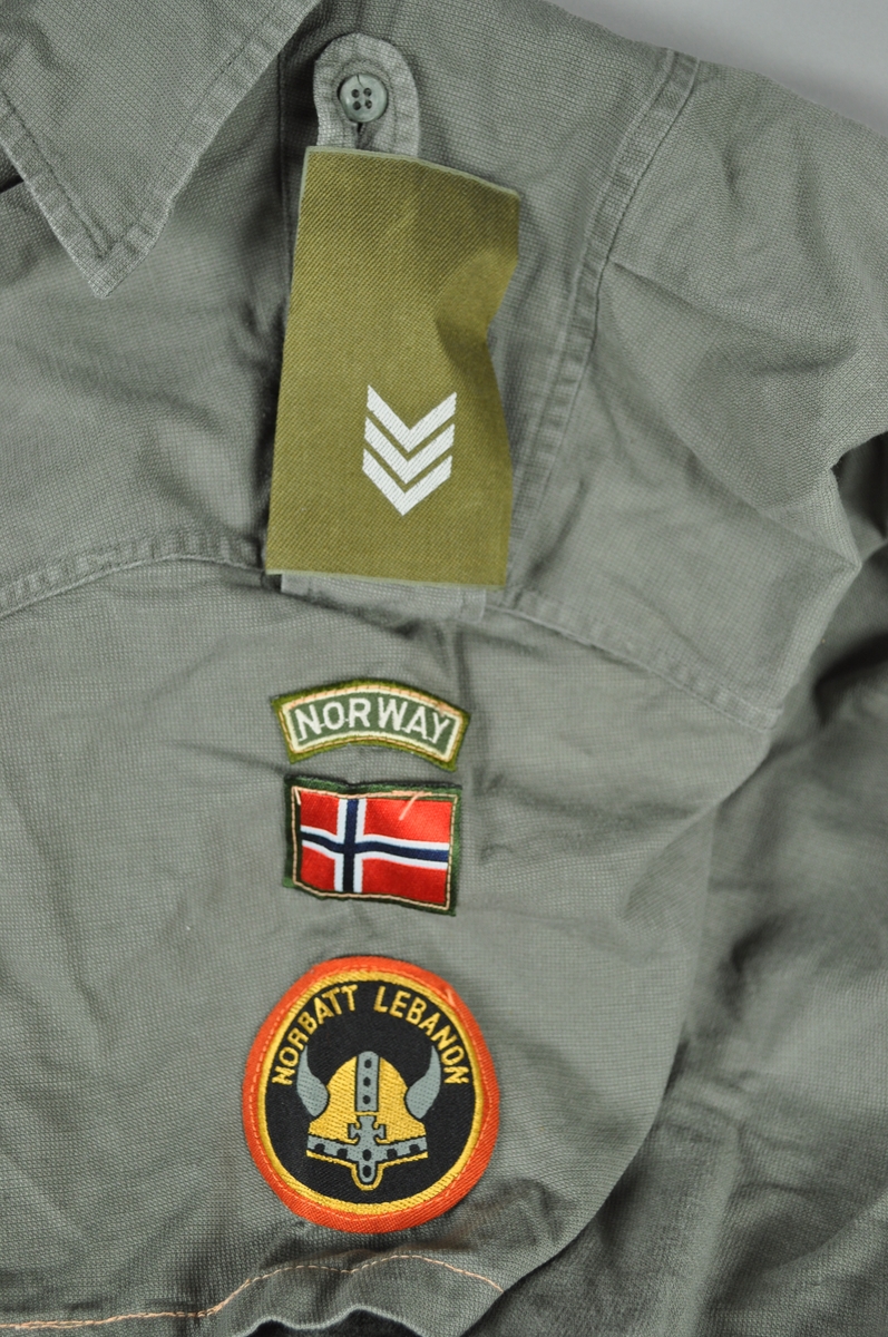 Uniform i to deler. Kortermet tynn uniform. Jakke størrelse L. Benklær størrelse 38.