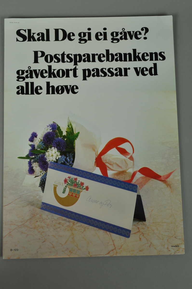 Reklameplakat med tekst og foto. Samme motiv på begge sider med tekst på bokmål og nynorsk.