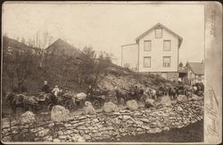 Bryllupsfølge med hester og vogner.