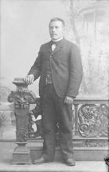 Fotograf Hans H. Lie står oppstilt i fotoatelier.