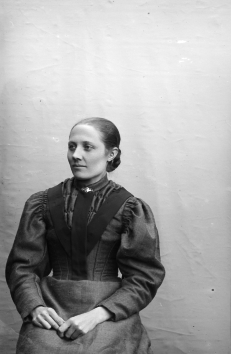 Portrett av Mari Løkken f 1875, Nord-Fron