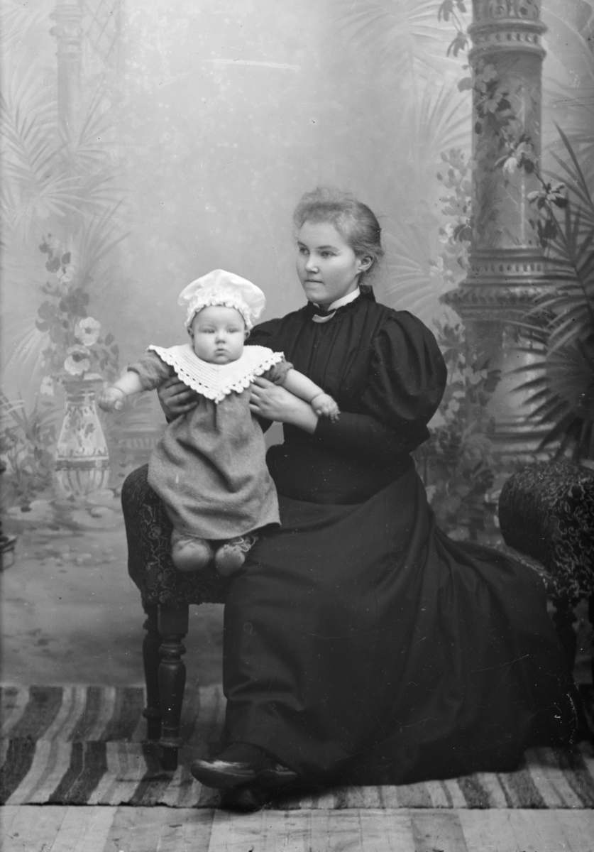 Sverre Lie på morens fang, helfigur. Fotograf Hans H. Lies familie.