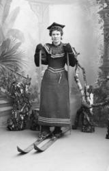 Portrett. Voksen kvinne på ski. Helfigur. Anna Røine