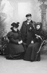 Portrett. Tre voksne personer. S. Hansen og to sittende dame