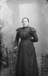 Portrett. Kvinne. Helfigur. Berthe Klanken