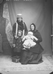 Gruppe. Iver Stanvikens familie. To voksne kvinner, to småba