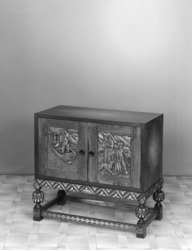 Skap med motiv-utksjeringar på skapdører.