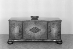 Skjenk/ skap med utskjeringar..