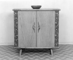 Skap/skjenk med utskjeringar.