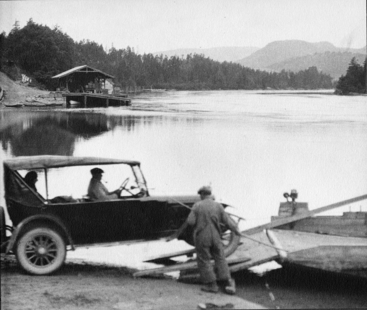 Fotoalbum etter fotograf Johan Erling Schjerven. Fotografier dokumenterer Schjervens reise med bil i Telemark sommeren 1928. Eksteriør bilder, samferdsel, veinett og topografi. Turen gikk bl.a. til Seljord, Dalen, Haukeli, Hordasvingen,Dyrskar, Røldal, Heddal. Ett inventar bilde fra Dalen Hotel. To kvinner sittende i salong, Aagot og Margot Knudsen 03.07.1928.