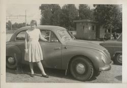 Anne Merete Bjørkholen foren en Ifa 1955-modell på Magnor st