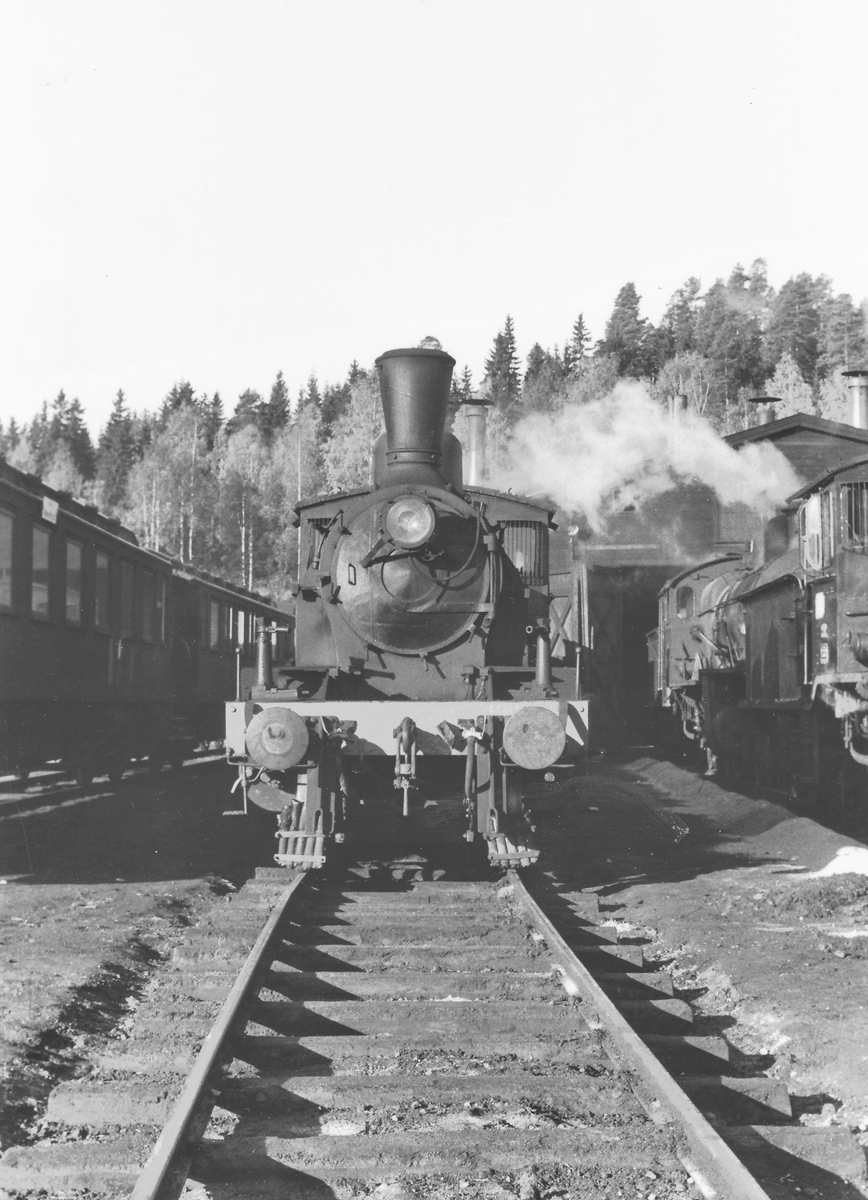 Damplokomotiv type 21 ved lokstallen på Hønefoss.