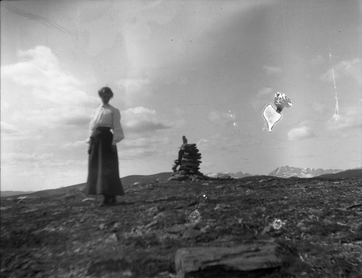 Rikard Berges fotoarkiv. 8 negativer. Gruppe mennesker på fjellet, kvinner i bunader.
Bilde nr. 123.

Fotografier tatt av Rikard Berge. 642 nummer. Samlingen består av negativer bladfilm. Motivene er ført inn i egen protokoll av Berge. Protokollen har tittel "Bilæt-emne"