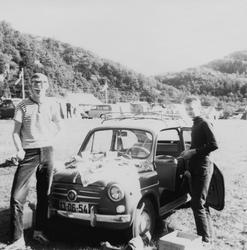 Jørgen Seemann Berg og Carl Fr Thorsager foran en Fiat 500, 