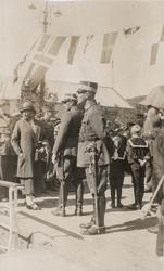 Kronprins, offiserer og sivile på kaia i Harstad.