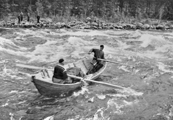 Tømmerfløtere ute i båt