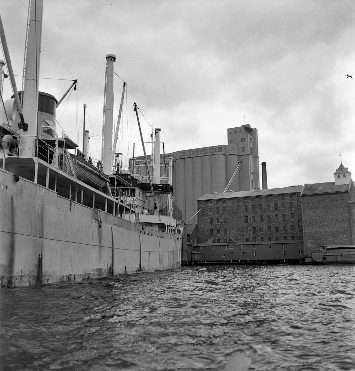 Lossing av båt ved I. C. Piene & Søn i Buvika