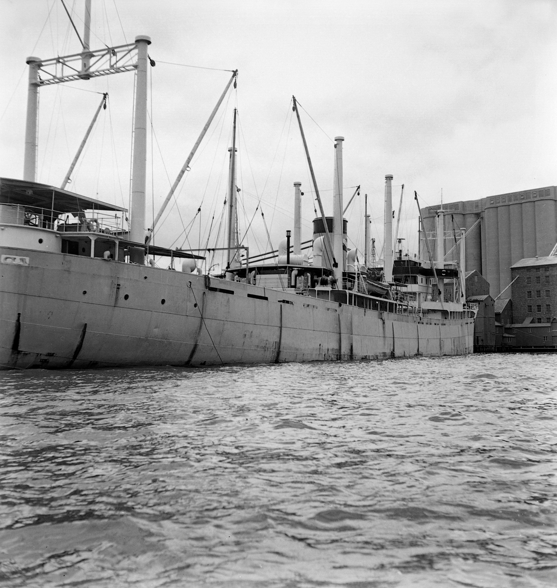 Lossing av båt ved I. C. Piene & Søn i Buvika