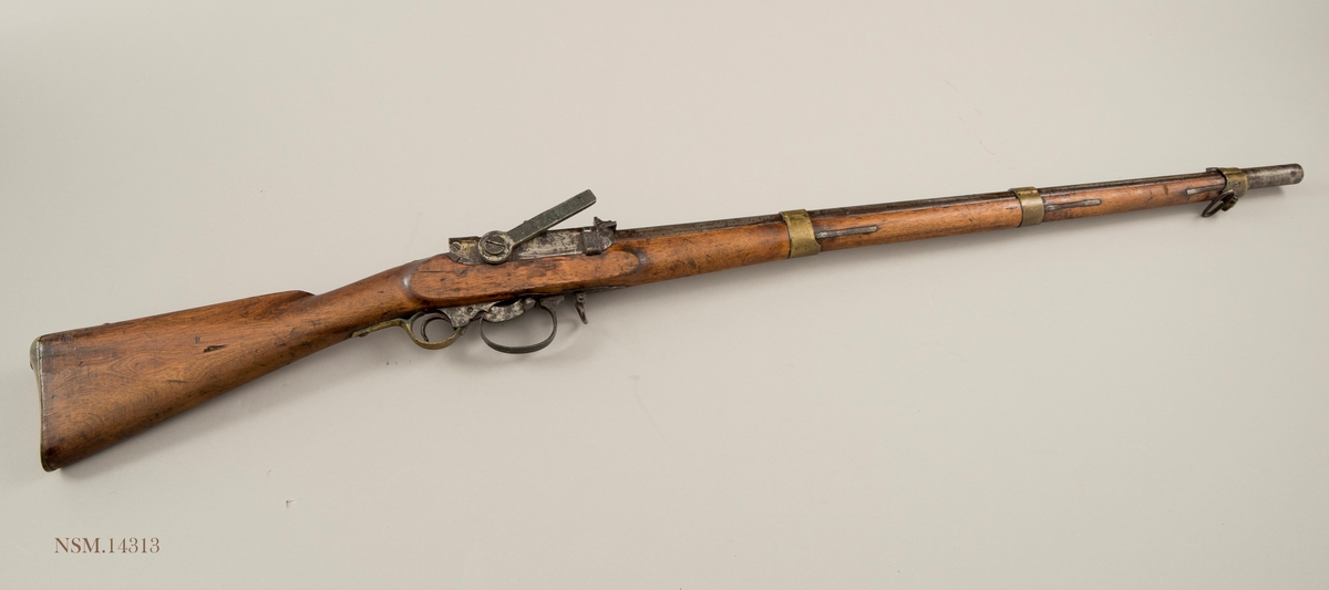 Geværet er av modell 1845/67 og produsert for marinen i et antall på ca.100. Geværet er langt kortere enn Modell 1860 for hæren og bedre til bruk om bord i skip. Det er vanskelig å skille de ulike kammerladningsmodellene fra hverandre men geværet har to trekk som skiller; baksiktet er utviklet for denne modellen og skruene i låsen er nummererte.

Våpenet er i dårlig stand og mangler utstøter/pussestokk og knappen på låsearmen.