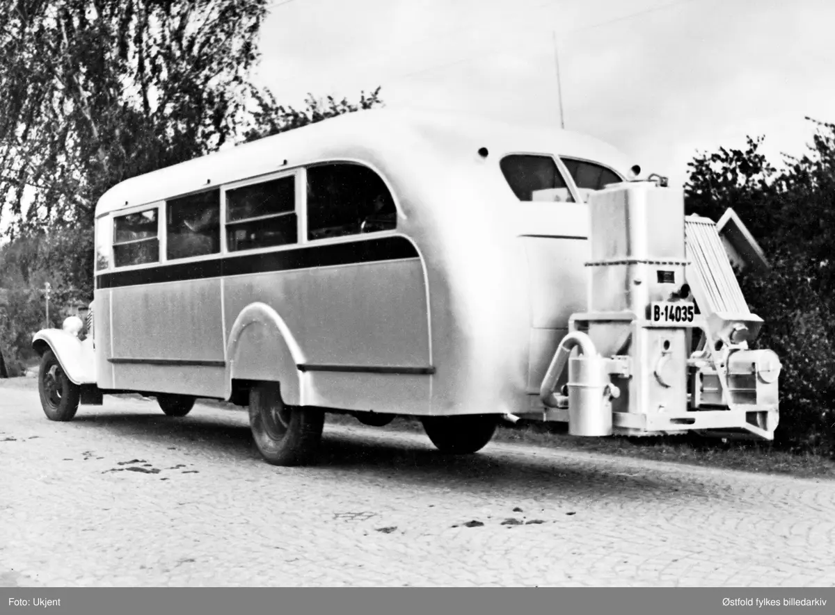 Jac. Jacobsens bilruter Sarpsborg - Halden. Buss med bilkjennetegn B-14035 med knottgenerator. Avbildet på ukjent sted ca. 1944. Trekullgenerator på buss.