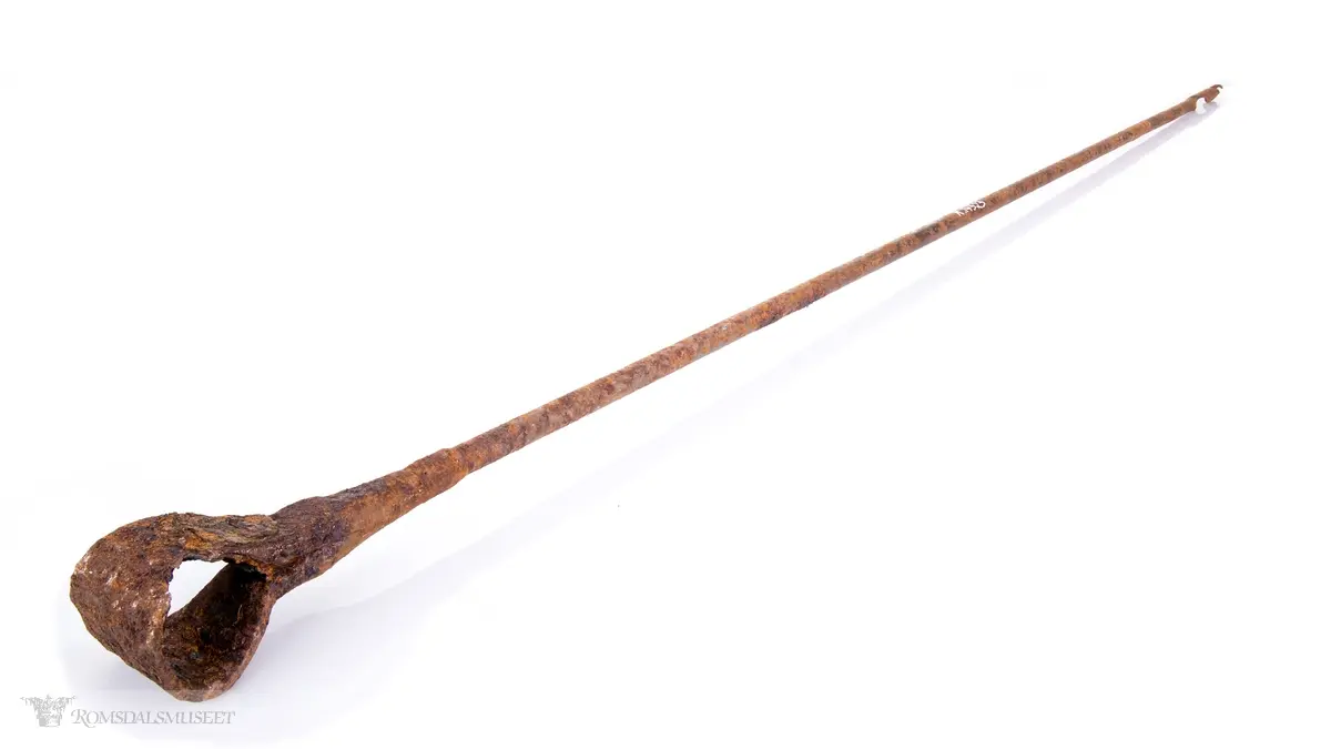 Konisk formet spiralbor med skarpslipte sider oppetter spiralen. Langt tynt skaft med tverrstilt hylse på toppen.