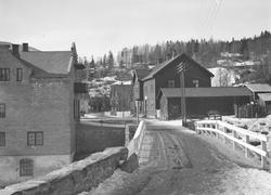 Ringebu. Vålebrua i forgrunnen med Vålebroen (Vålebrostuen e