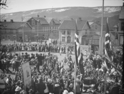 Arrangement på Stortorget - 17. mai? - fane fra Lillehammer 