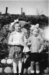 2 jenter med sløyfe i håret